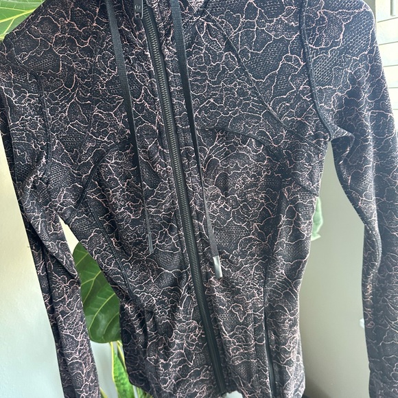 Lululemon Athletica, Nulu define jacket with hood, zipper pockets align jacket - Picture 7 of 9